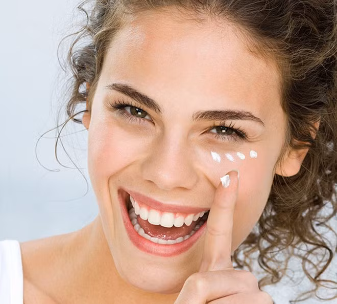 1. Kem hoặc gel dưỡng vùng mắt. Đôi mắt sưng húp vào buổi sáng sẽ nhanh chóng biến mất, mang lại vẻ ngoài tươi sáng cho khuôn mặt nếu bạn thoa kem hay gel dưỡng mắt để lạnh. Nguyên nhân là do lạnh làm mạch máu dưới vùng da mắt co lại, từ đó giúp giảm sưng tấy. 
