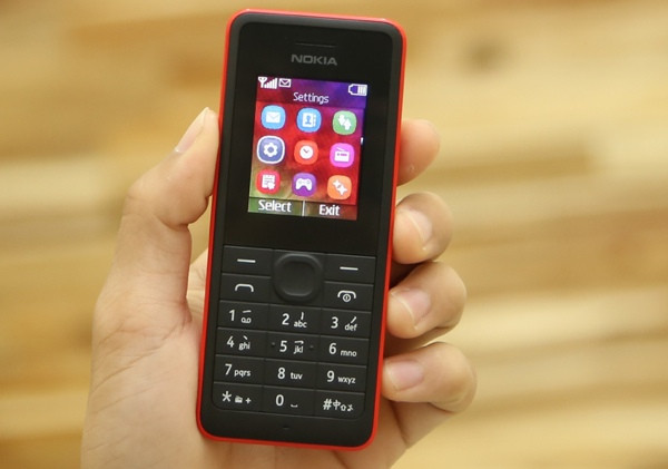 Nokia 106 có kích thước 112,9 x 47,5 x 14,9 mm, màn hình 1,8 inch độ phân giải 128 x 160 pixel. Máy chỉ sử dụng 1 SIM, không có camera, pin dung lượng 800 mAh. Máy có đèn pin và giắc tai nghe 3,5 mm để nghe radio. Giá tham khảo: 500.000 đồng Nokia 106 có kích thước 112,9 x 47,5 x 14,9 mm, màn hình 1,8 inch độ phân giải 128 x 160 pixel. Máy chỉ sử dụng 1 SIM, không có camera, pin dung lượng 800 mAh. Máy có đèn pin và giắc tai nghe 3,5 mm để nghe radio. Giá tham khảo: 500.000 đồng