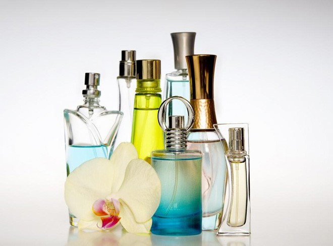 5. Nước hoa. Cũng như sơn móng tay, thành phần hóa học của nước hoa sẽ bị biến đổi khi tiếp xúc với ánh sáng và nhiệt độ cao. Kết quả là mùi hương sẽ khác so với mùi gốc. Vì vậy, đây cũng là loại mỹ phẩm mà bạn cần bảo quản trong môi trường nhiệt độ thấp vừa phải như tủ lạnh.
