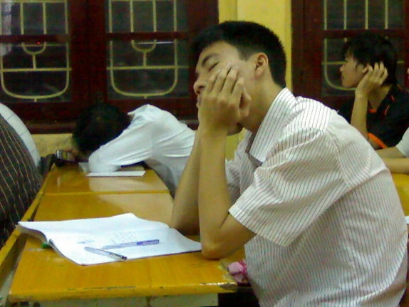 Tư thế khủy tay chống xuống bàn, tì mặt vào tay, thế là ngủ ngon lành.
