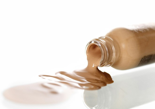 8. Mỹ phẩm trang điểm dạng lỏng. Tất cả các loại mỹ phẩm dạng lỏng như mascara, bút kẻ mắt, kem BB, kem CC… đều có thể kéo dài hạn sử dụng bằng cách lưu trữ trong ngăn mát tủ lạnh. Cũng như sơn móng tay, mỹ phẩm dạng lỏng dễ bị hỏng và đậm đặc hơn trong nhiệt độ mùa hè nóng bức.