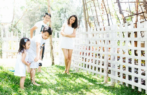 Gia đình Hoàng Bách quây quần giữa thiên nhiên