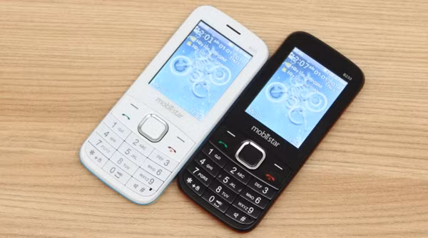 Mobiistar B233 có màn hình 2,4 inch độ phân giải 240 x 320 pixel. Máy sử dụng 2 SIM 2 sóng, có khe cắm thẻ đến 32 GB có thể nghe nhạc, xem video. Camera của máy độ phân giải 1,3 MP, quay video được. Pin của máy có dung lượng 1.200 mAh. Giá tham khảo: 460.000 đồng