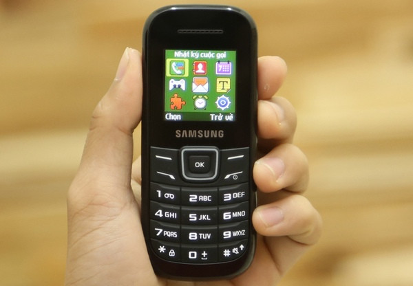 Samsung E1200 có màn hình 1,5 inch 65.000 màu, độ phân giải 128 x 128 pixel. Máy sử dụng một SIM, không có camera hay khe cắm thẻ nhớ. Máy có đèn pin và pin dung lượng 800 mAh. Giá tham khảo: 350.000 đồng Samsung E1200 có màn hình 1,5 inch 65.000 màu, độ phân giải 128 x 128 pixel. Máy sử dụng một SIM, không có camera hay khe cắm thẻ nhớ. Máy có đèn pin và pin dung lượng 800 mAh. Giá tham khảo: 350.000 đồng