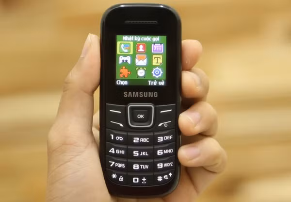 Samsung E1200 có màn hình 1,5 inch 65.000 màu, độ phân giải 128 x 128 pixel. Máy sử dụng một SIM, không có camera hay khe cắm thẻ nhớ. Máy có đèn pin và pin dung lượng 800 mAh. Giá tham khảo: 350.000 đồng