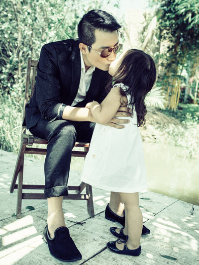 Bé Minh Hà lại "bám" bố hơn mẹ. Hoàng Bách cho biết, gia đình là niềm cảm hứng trong âm nhạc của anh. 4-7567-1431733465.jpg