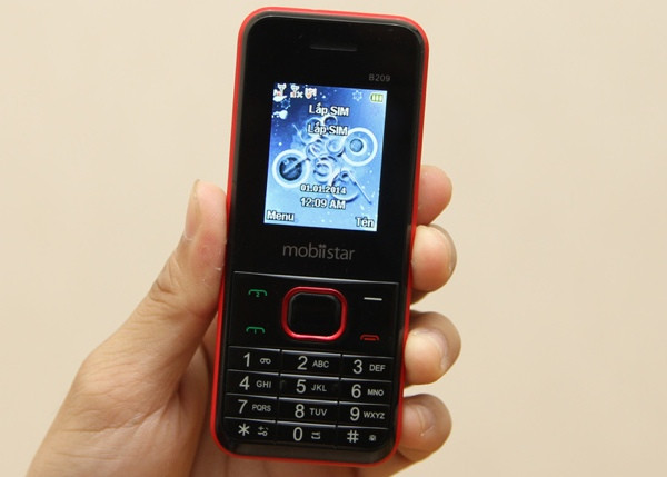 Mobiistar B209 có 2 SIM 2 sóng, màn hình màu 1,8 inch độ phân giải 240 x 320 pixel. Máy có khe cắm thẻ nhớ đến 32 GB, có thể xem phim, nghe nhạc. Pin của máy dung lượng 1.000 mAh. Giá tham khảo: 300.000 đồng Mobiistar B209 có 2 SIM 2 sóng, màn hình màu 1,8 inch độ phân giải 240 x 320 pixel. Máy có khe cắm thẻ nhớ đến 32 GB, có thể xem phim, nghe nhạc. Pin của máy dung lượng 1.000 mAh. Giá tham khảo: 300.000 đồng