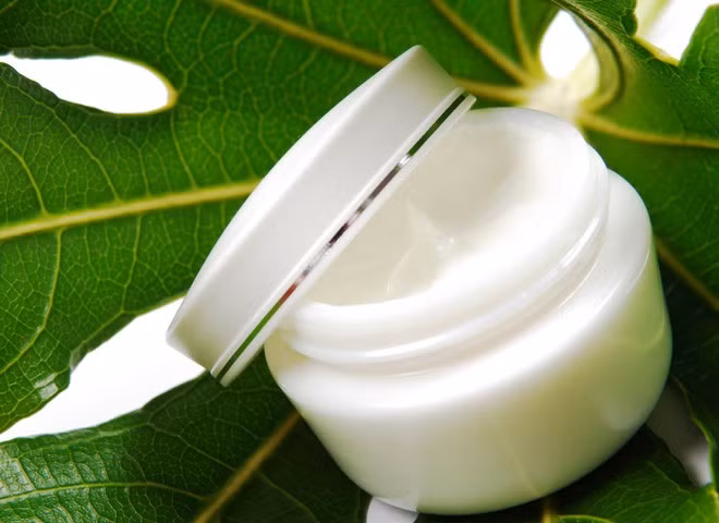 2. Kem hoặc thuốc chống ngứa.Vì cơ thể không cảm nhận được ngứa và lạnh cùng một lúc, nên các nốt mụn sẽ bớt khó chịu hơn khi bạn thoa kem hoặc thuốc đặc trị loại này được trữ trong tủ lạnh trước đó. 