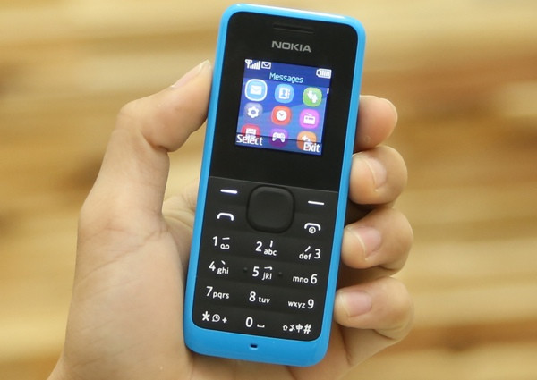 Máy có kích thước : dài 107 mm - ngang 44,8 mm - dày 14,3 mm, màn hìn màu 1,4 inch. Máy có giắc cắm 3,5 mm dành cho việc nghe radio. Pin của Nokia 105 có dung lượng 800 mAh. Máy sử dụng 1 SIM. Giá tham khảo: 400.000 đồng Máy có kích thước : dài 107 mm - ngang 44,8 mm - dày 14,3 mm, màn hìn màu 1,4 inch. Máy có giắc cắm 3,5 mm dành cho việc nghe radio. Pin của Nokia 105 có dung lượng 800 mAh. Máy sử dụng 1 SIM. Giá tham khảo: 400.000 đồng