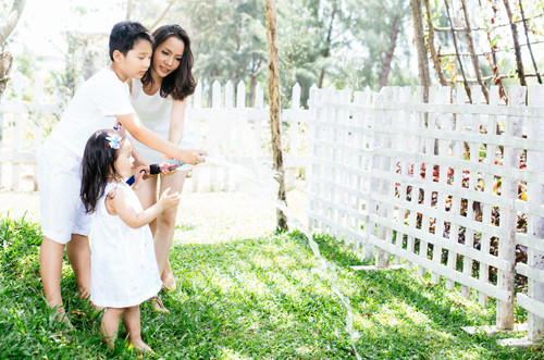 Lúc trước, nam ca sĩ khá kín tiếng về chuyện gia đình. Thời gian gần đây anh thoải mái hơn trong việc chia sẻ hình ảnh vợ con trước công chúng. Đặc biệt, từ khi anh cho con trai là bé Tê Giác tham gia chương trình "Bố ơi, mình đi đâu thế?". 2-8871-1431733465.jpg