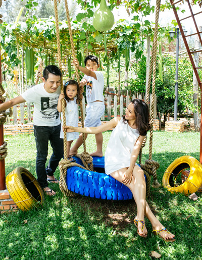 Anh cũng động viên bà xã cởi mở hơn trước công chúng vì vợ anh khá nhút nhát. 3-7211-1431733465.jpg