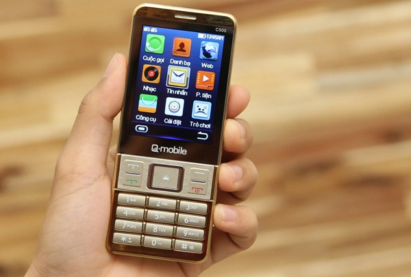 Q-mobile C500 có màn hình độ phân giải 240 x 320 Pixels. Máy sử dụng 2 SIM 2 sóng, camera độ phân giải VGA có thể quay phim, thẻ nhớ ngoài đến 8 GB. Máy cũng có thể được dùng để nghe nhạc, xem video. Pin C500 có dung lượng 950 mAh. Giá tham khảo: 490.000 đồng. Q-mobile C500 có màn hình độ phân giải 240 x 320 Pixels. Máy sử dụng 2 SIM 2 sóng, camera độ phân giải VGA có thể quay phim, thẻ nhớ ngoài đến 8 GB. Máy cũng có thể được dùng để nghe nhạc, xem video. Pin C500 có dung lượng 950 mAh. Giá tham khảo: 490.000 đồng.