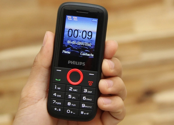 Philips E130 có màn hình màu 1,77 inch, camera độ phân giải VGA không quay phim được. Máy có khe cắm thẻ nhớ đến 32 GB, có radio, đèn pin. Dung lượng pin của máy là 800 mAh. Giá tham khảo: 390.000 đồng Philips E130 có màn hình màu 1,77 inch, camera độ phân giải VGA không quay phim được. Máy có khe cắm thẻ nhớ đến 32 GB, có radio, đèn pin. Dung lượng pin của máy là 800 mAh. Giá tham khảo: 390.000 đồng