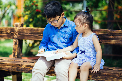 Nam ca sĩ chia sẻ, con trai anh hiếu động và rất biết chiều chuộng em gái. 7-3416-1431733465.jpg