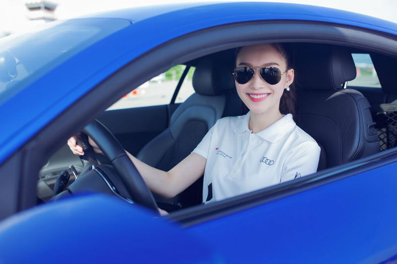 Rạng rỡ sau tay lái R8 Rạng rỡ sau tay lái R8