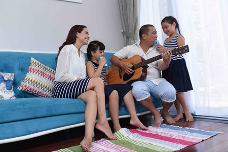 Ngay khi kết thúc bài hát, Suti tranh thủ “nạp năng lượng” cho bố Minh Khang với sữa Dutch Lady 20+
