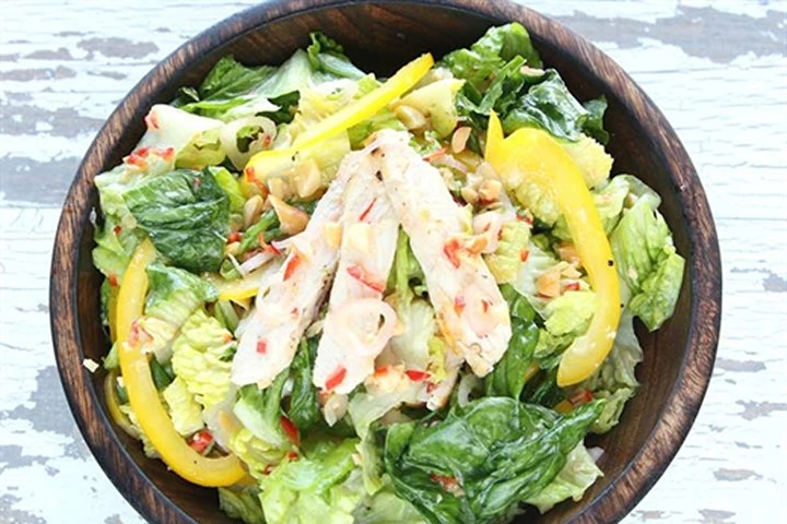 Cách làm salad thịt gà tuyệt ngon kiểu Thái