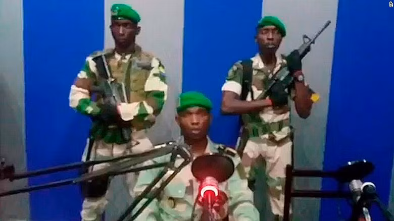 Hình ảnh một số sĩ quan quân đội xuất hiện trong phòng thu thanh