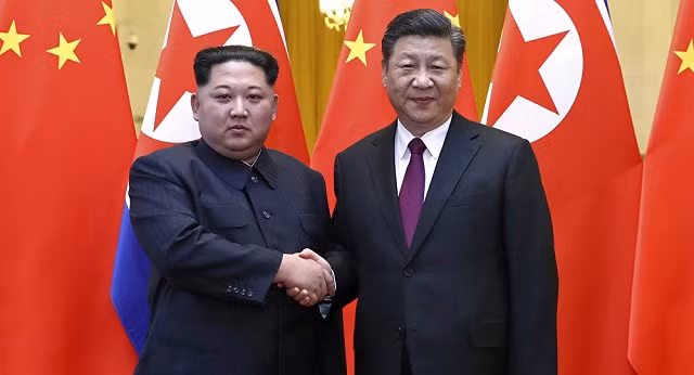 Lãnh đạo Triều Tiên Kim Jong-un và Chủ tịch Trung Quốc Tập Cận Bình (phải)