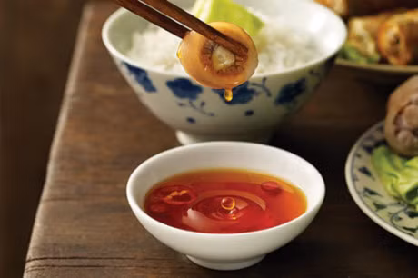 Thoi quen gay hai nghiem trong khi dung nuoc mam phai bo ngay - Anh 1