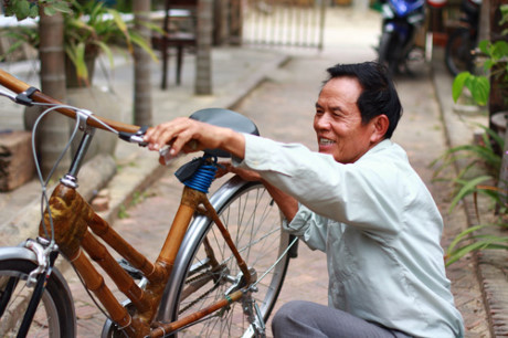 Lão nông 70 tuổi sáng chế xe đạp tre có một không hai - Ảnh 2 Lao nong 70 tuoi sang che xe dap tre co mot khong hai - Anh 2