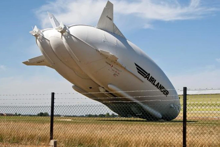 Máy bay lớn nhất thế giới Airlander 10 cắm đầu xuống đất