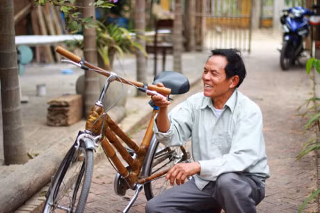 Lao nong 70 tuoi sang che xe dap tre co mot khong hai - Anh 1