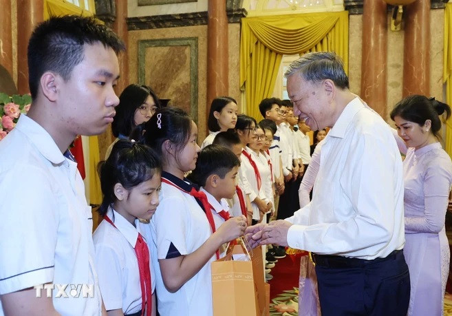 Chủ tịch nước Tô Lâm tặng quà các thanh thiếu niên tiêu biểu. (Ảnh: Nhan Sáng/TTXVN) Chủ tịch nước Tô Lâm tặng quà các thanh thiếu niên tiêu biểu. (Ảnh: Nhan Sáng/TTXVN)