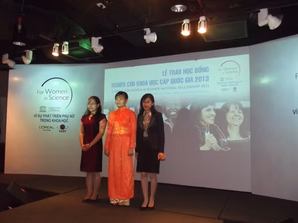 TS Trần Hà Liên Phương (bìa trái) trong ngày nhận học bổng TS Trần Hà Liên Phương (bìa trái) trong ngày nhận học bổng