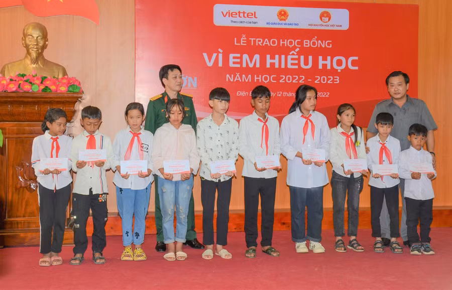 Đại diện lãnh đạo tỉnh Điện Biên và Công ty Viettel trao học bổng cho học sinh TP. Điện Biên Phủ.