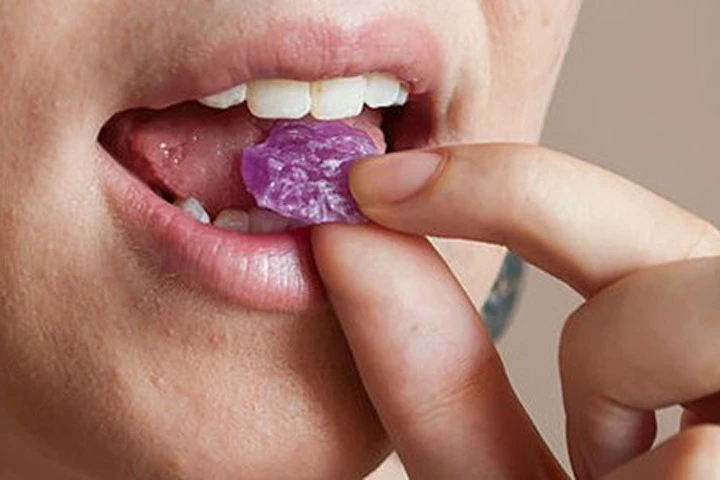 Thuốc ngậm dưới lưỡi trị đau đầu và tác dụng bất lợi