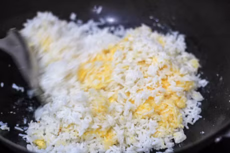 Cach lam com rang thap cam ngon mieng cho ngay moi - Anh 4