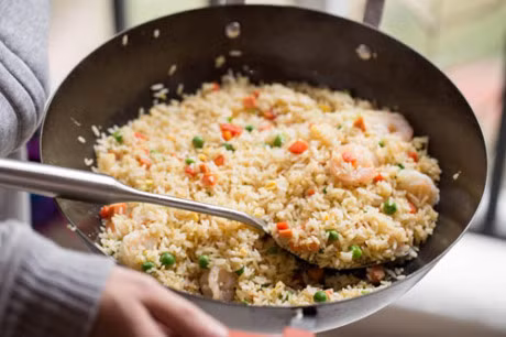 Cach lam com rang thap cam ngon mieng cho ngay moi - Anh 7