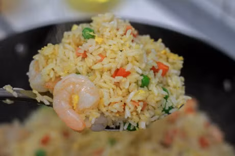 Cach lam com rang thap cam ngon mieng cho ngay moi - Anh 6