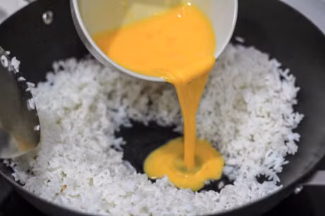 Cach lam com rang thap cam ngon mieng cho ngay moi - Anh 3