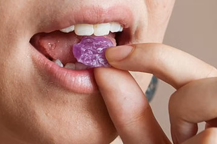 Thuốc ngậm dưới lưỡi trị đau đầu và tác dụng bất lợi