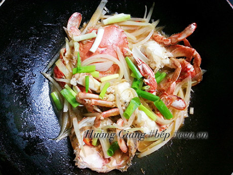 Ghẹ sốt me chua chua, ngọt ngọt ai ăn rồi cũng thích mê - Ảnh 5 Ghe sot me chua chua, ngot ngot ai an roi cung thich me - Anh 5