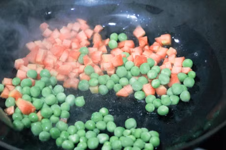 Cach lam com rang thap cam ngon mieng cho ngay moi - Anh 1