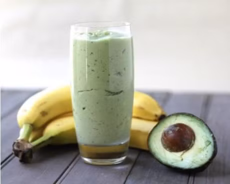 Cach lam smoothie chuoi va bo thom ngon cho ngay he - Anh 1