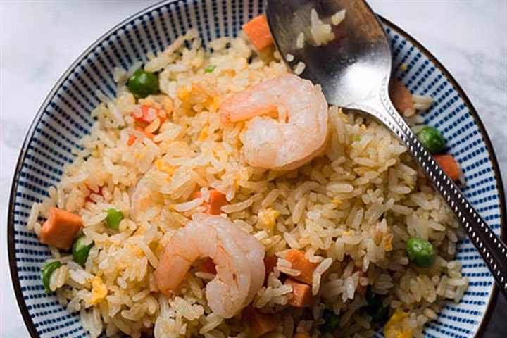 Cách làm cơm rang thập cẩm ngon miệng cho ngày mới