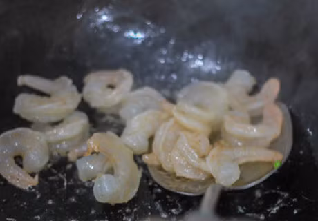 Cach lam com rang thap cam ngon mieng cho ngay moi - Anh 2