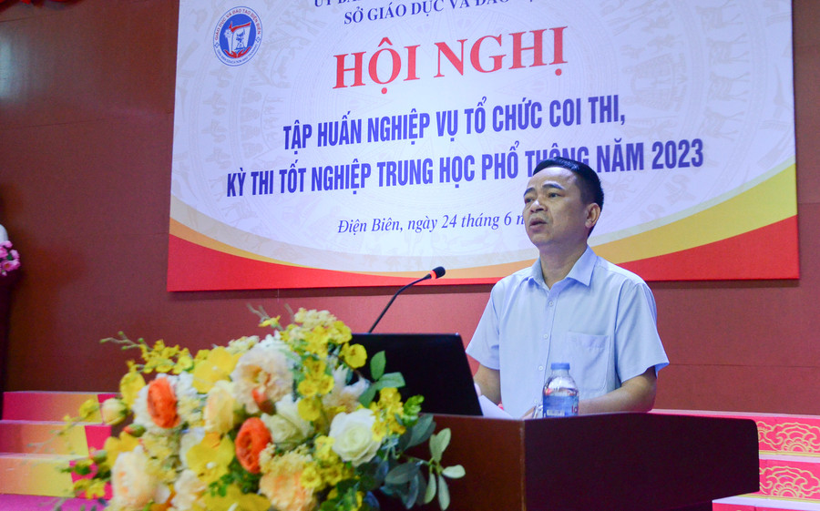 Ông Nguyễn Văn Đoạt, Giám đốc Sở GD&amp;ĐT Điện Biên phát biểu tại hội nghị tập huấn.