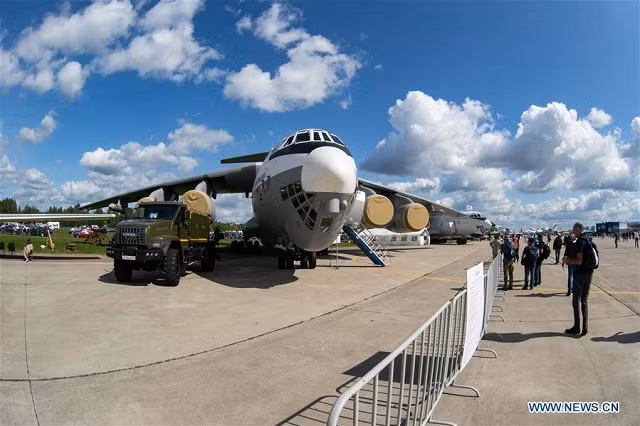 Một máy bay chở nhiên liệu có mặt trong triển lãm.