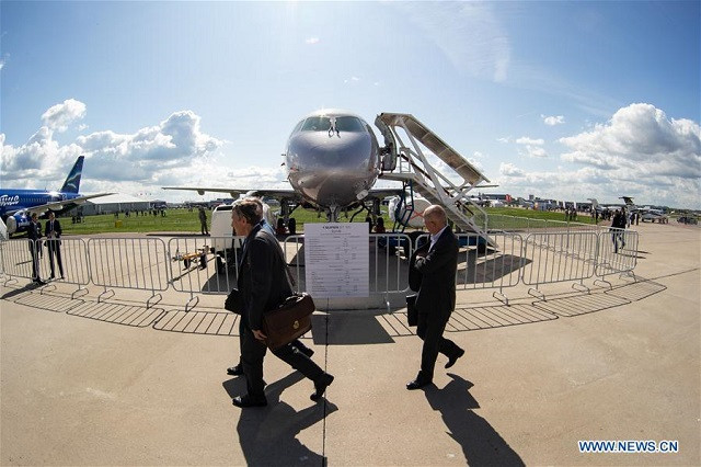 Khách du lịch đi ngang qua một chiếc máy bay Sukhoi trong Triển lãm hàng không quốc tế MAKS 2019 Khách du lịch đi ngang qua một chiếc máy bay Sukhoi trong Triển lãm hàng không quốc tế MAKS 2019