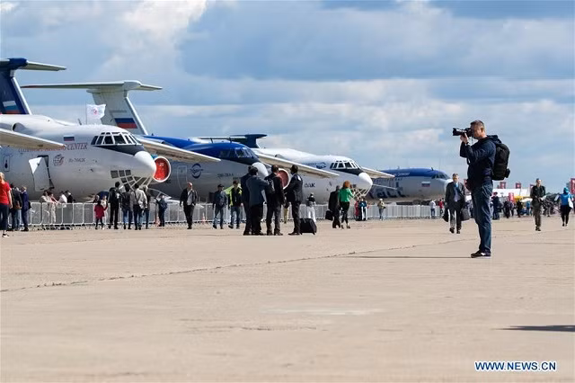 Một nhiếp ảnh gia có mặt tại Triển lãm hàng không.