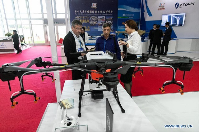 Mọi người xem máy bay không người lái nông nghiệp DJI. Mọi người xem máy bay không người lái nông nghiệp DJI.