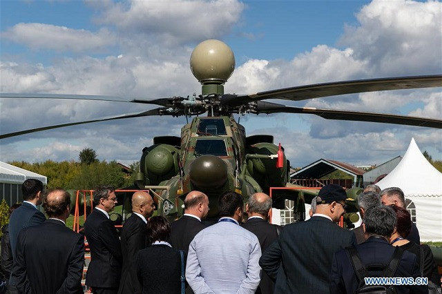 Khách du lịch xem một chiếc trực thăng Mi-28NE. Khách du lịch xem một chiếc trực thăng Mi-28NE.