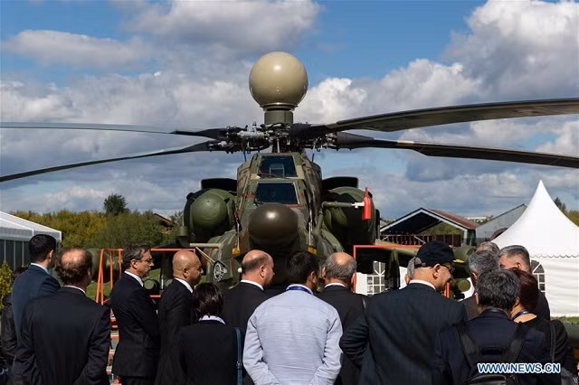 Khách du lịch xem một chiếc trực thăng Mi-28NE.