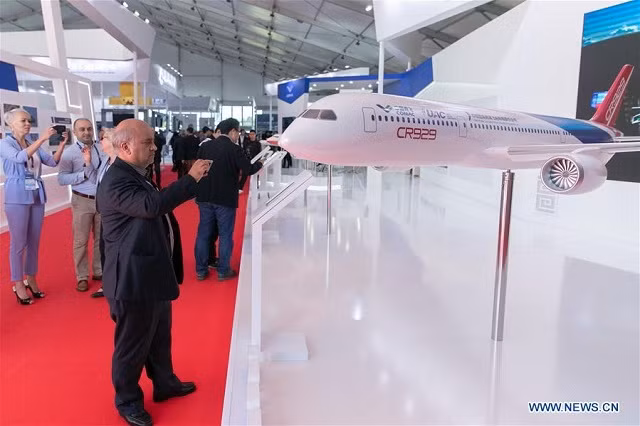 Mọi người xem một mô hình máy bay CR929.