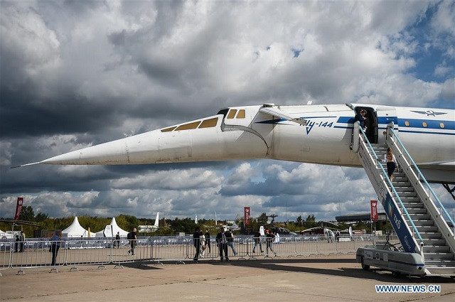 Một máy bay chở khách siêu thanh Tu-144. Một máy bay chở khách siêu thanh Tu-144.
